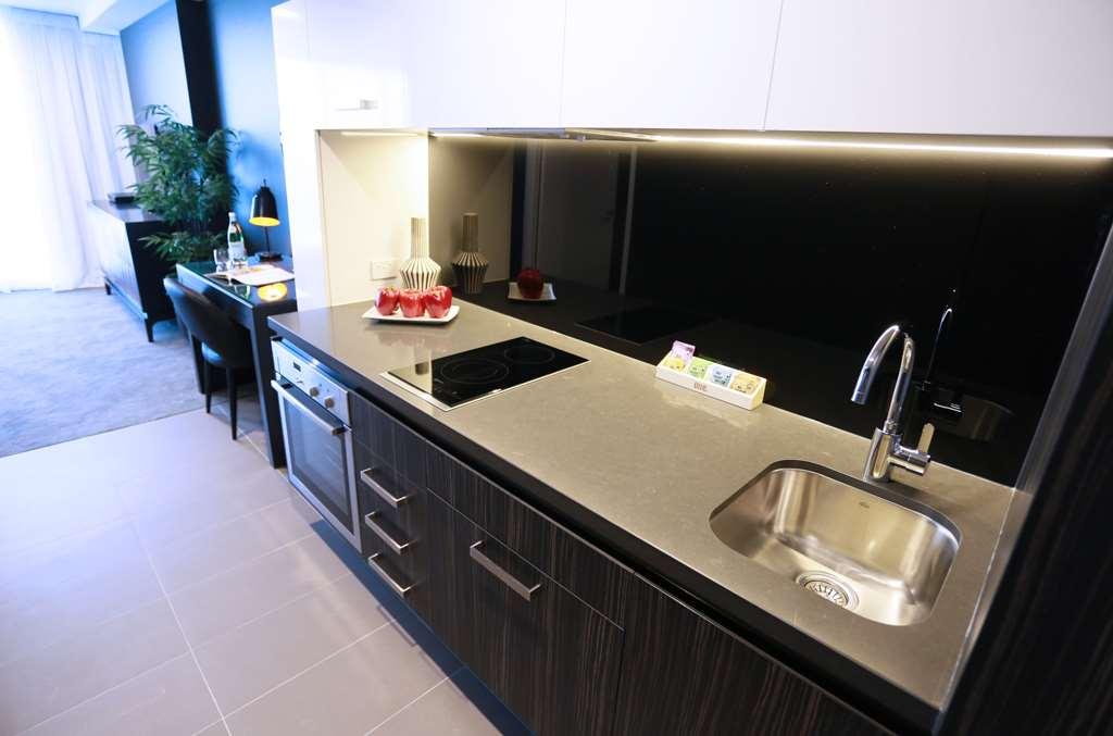Alex Perry Hotel & Apartments Brisbane Room photo